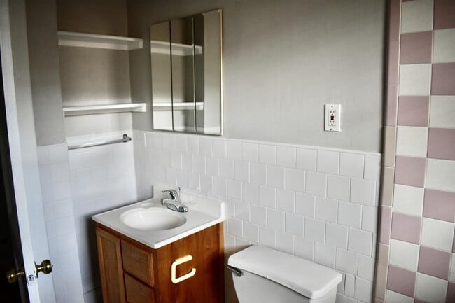 Building Photo - 929 Church St