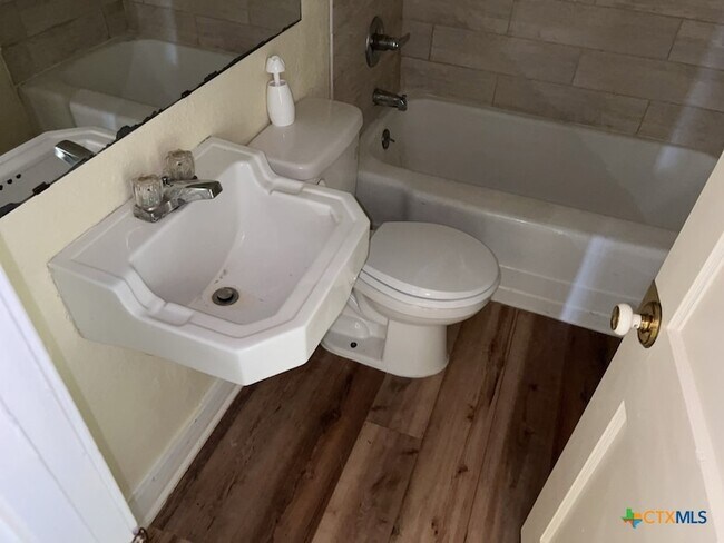 Building Photo - 515 W Kern Rd