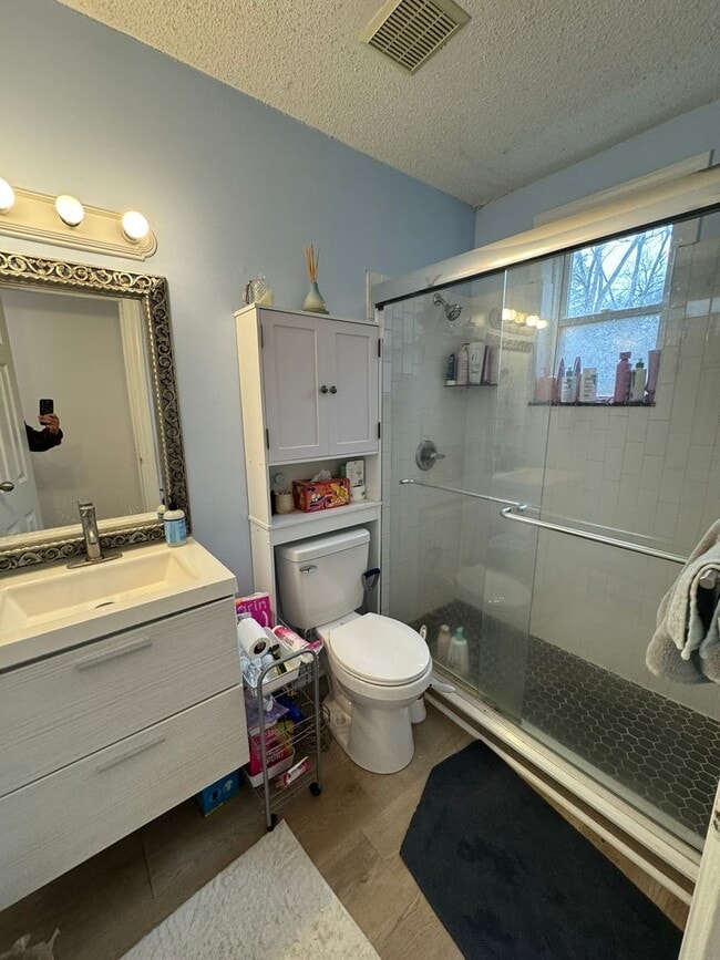 Building Photo - Charming 3 bed/2bath Cottage!