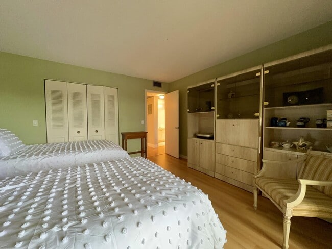 Building Photo - 213 Somerset K