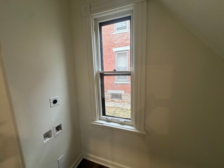 Building Photo - 81 Warren St