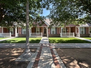 Building Photo - Beautiful Townhome Located Near Texas Tech...