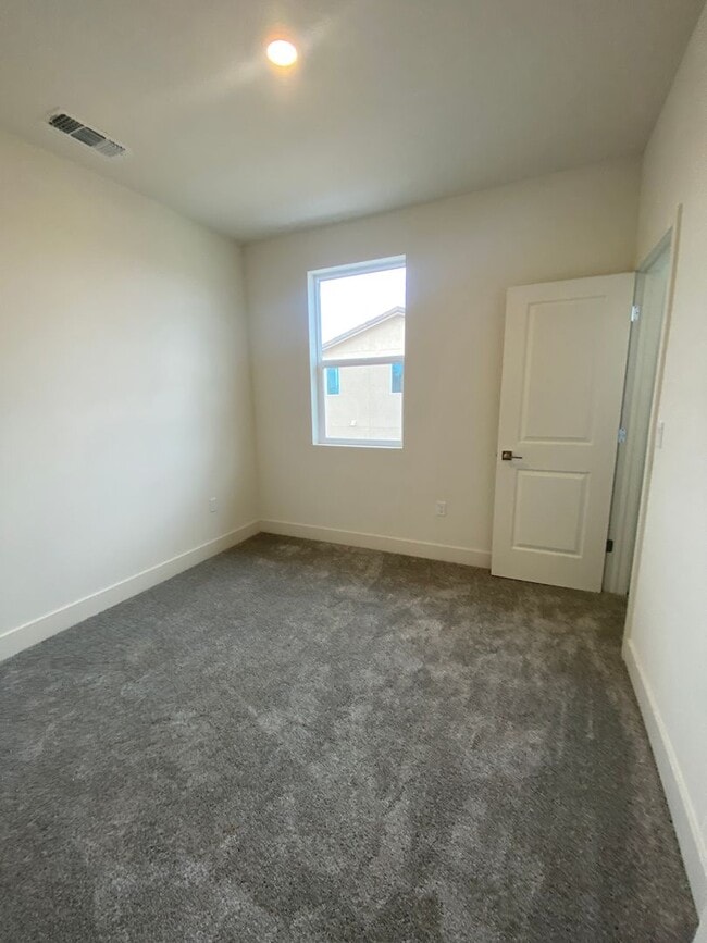 Building Photo - Boulevards End Unit Townhouse, 3 Bed / 2.5 Bath, Amenities, Close to 580 - Short term lease throu...