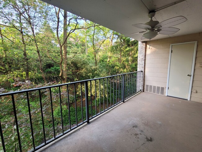 Building Photo - 2 Bedroom Condo - Greentree - Many Ameniti...