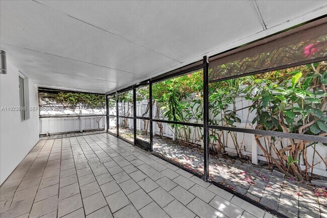 Building Photo - 348 Palm St