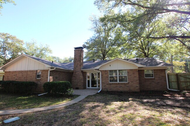 Building Photo - Coming Soon! Charming 3 Bedroom 2 Bath Home in Tyler!