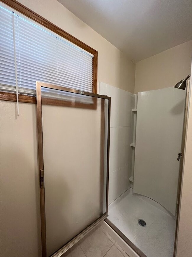 Building Photo - Long Realty & Property Management - 5 Bedr...