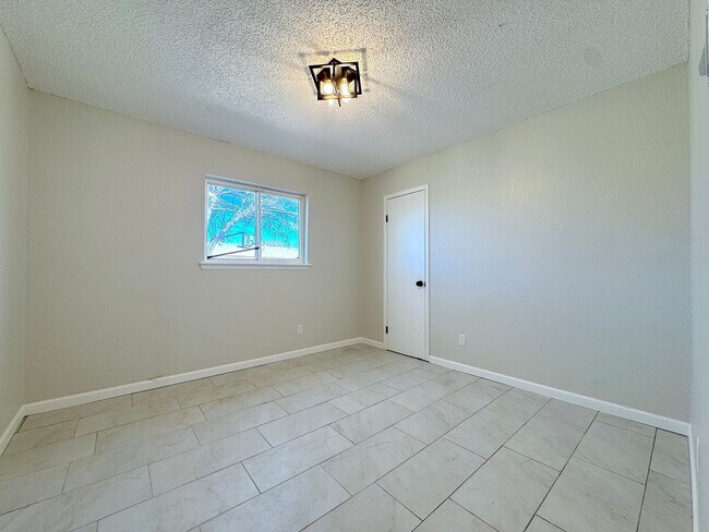 Building Photo - East El Paso 5bed/3Bath Refrig A/C with 2 Master Suites!