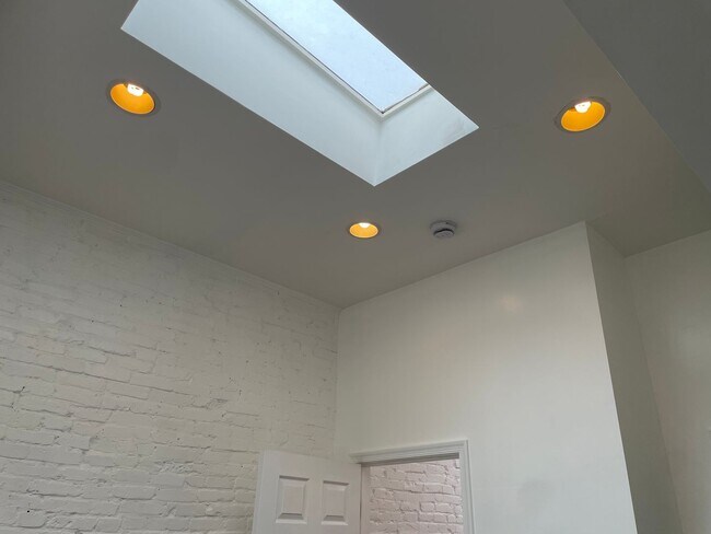 Building Photo - Charming 2-Bedroom, 1.5-Bathroom Brick Townhouse in Pigtown