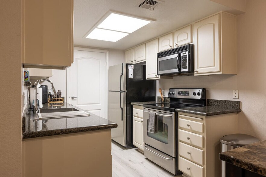 Building Photo - 12067 Alta Carmel Ct