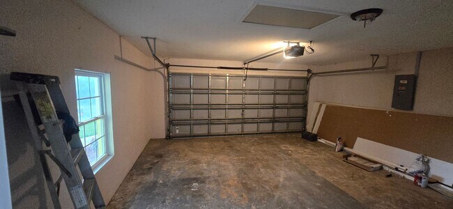 Building Photo - Huge Three Bedroom- 2 bath + den, 2 car ga...