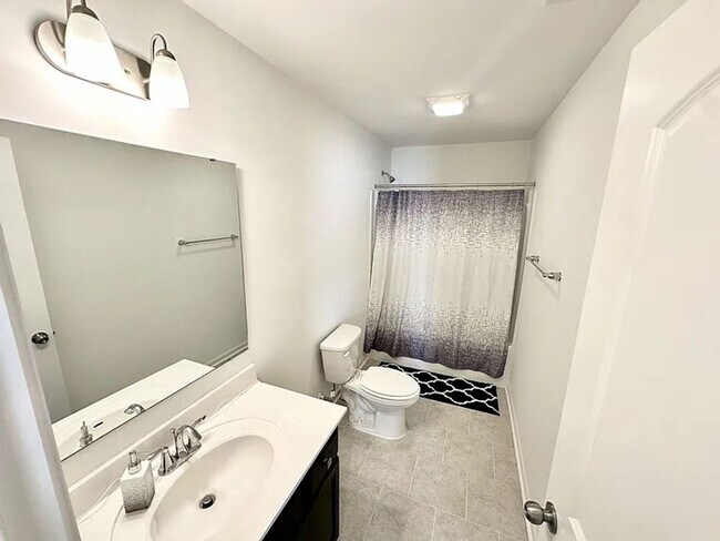 Building Photo - A stylish and modern single-family home wi...