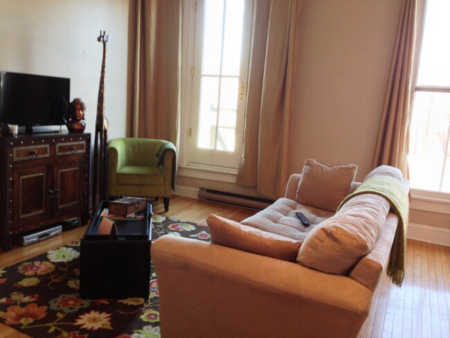 Building Photo - 156 Circular St