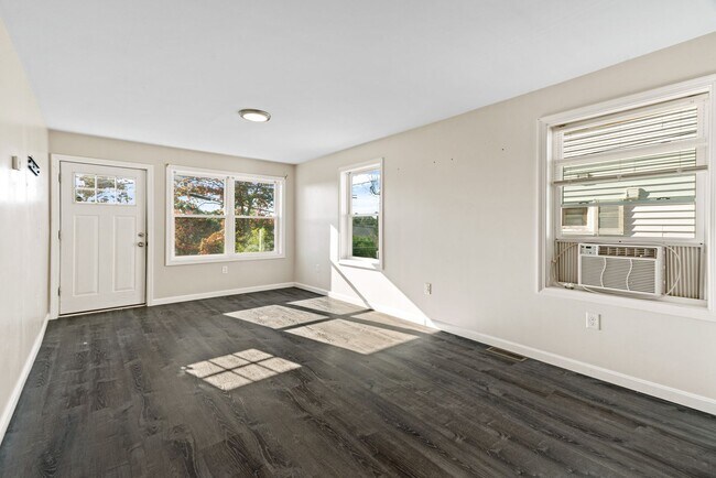 Building Photo - 3 1/2 Baltimore Street