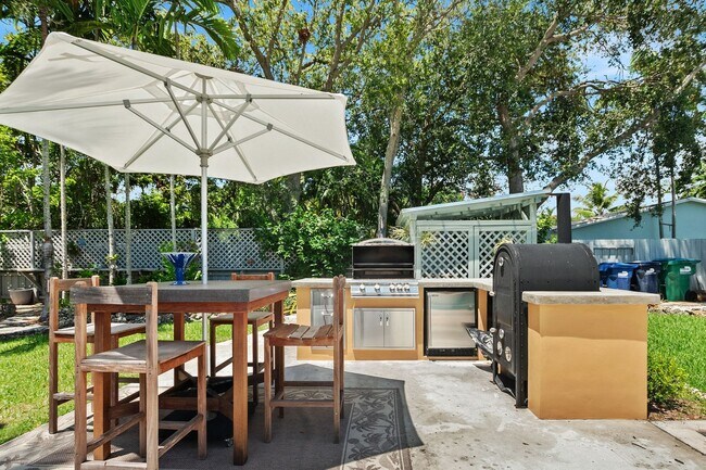 Building Photo - Stunning 4BR/3BA Pool Home with Outdoor Oa...