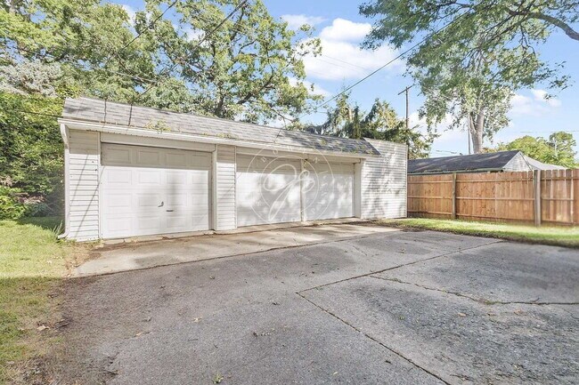 Building Photo - Rare 3-bedroom main-level duplex now available! .