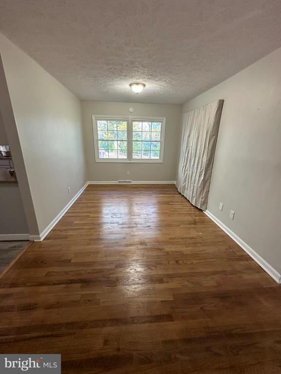 Building Photo - 44075 Louisdale Rd