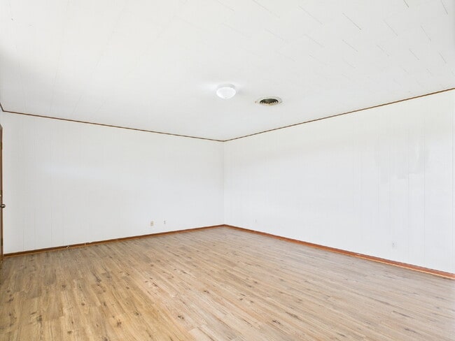Building Photo - "Charming 1-Bedroom Haven in Fredericksbur...