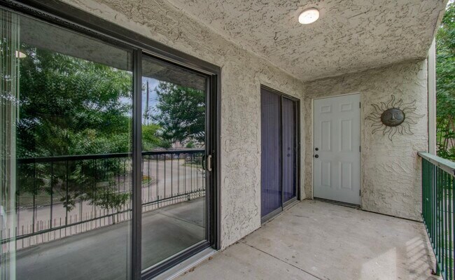 Building Photo - 2814 S Bartell Dr