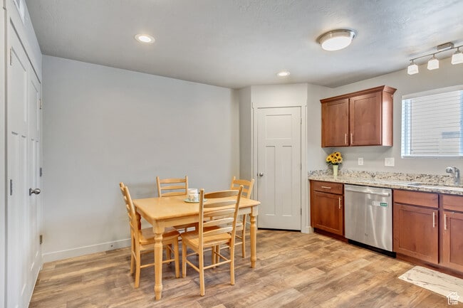 Building Photo - 14409 S Oakfield Way