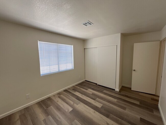 Building Photo - A stunning 2-bedroom, 1-bathroom rental pr...