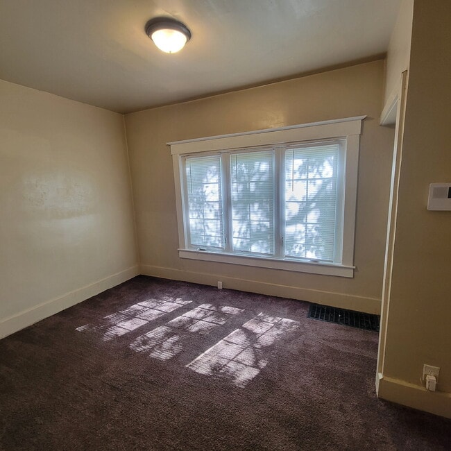 Building Photo - Westside 5BR/2BA House w/Fenced-In Yard!