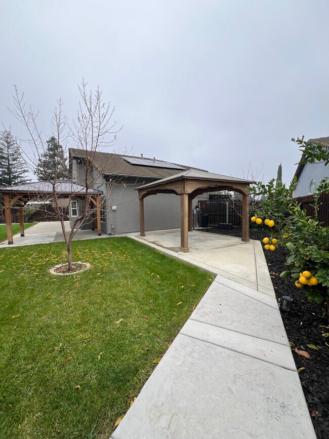 Building Photo - 827 Notre Dame Dr