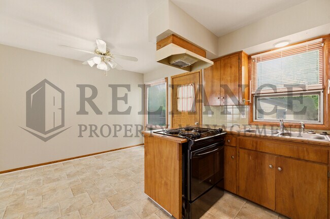 Building Photo - 1415 N Prairie Ln