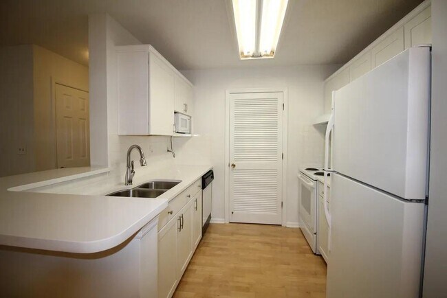 Building Photo - 620 Granville Ct
