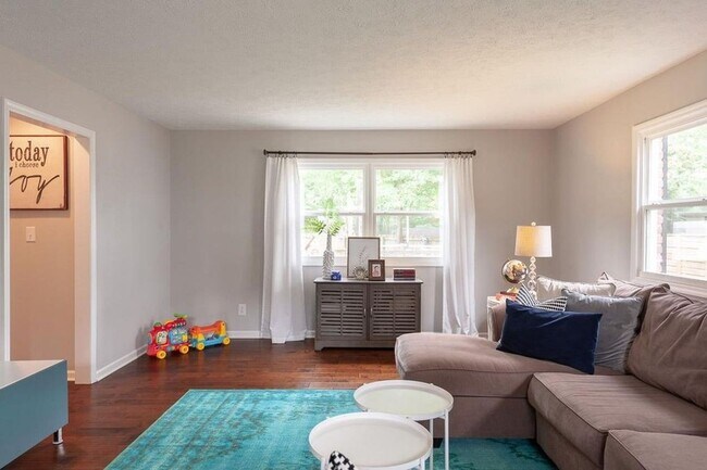 Building Photo - Beautiful home located in Sycamore Knolls!
