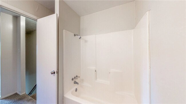 Building Photo - 1002 Verde Dr