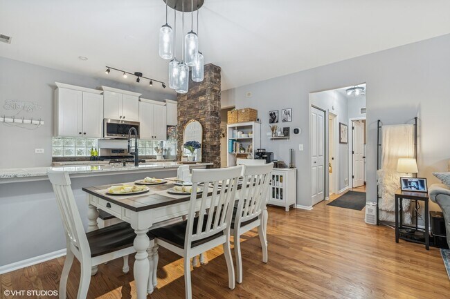 Building Photo - 301 W Goethe St