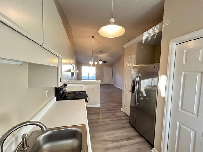 Building Photo - Silver Creek Village | 2 Bed, 2 Bath | Mon...