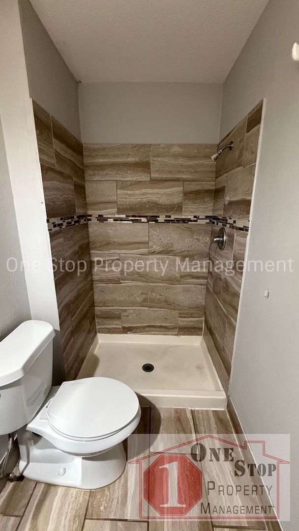 Building Photo - Beautiful Split Level Home w/ 4 Bedroom an...