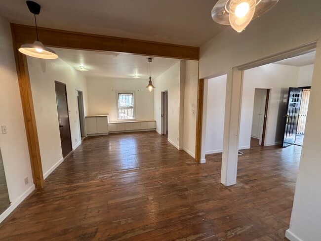 Dining area, Living area, Work or entertainment room - 804 Venice Blvd