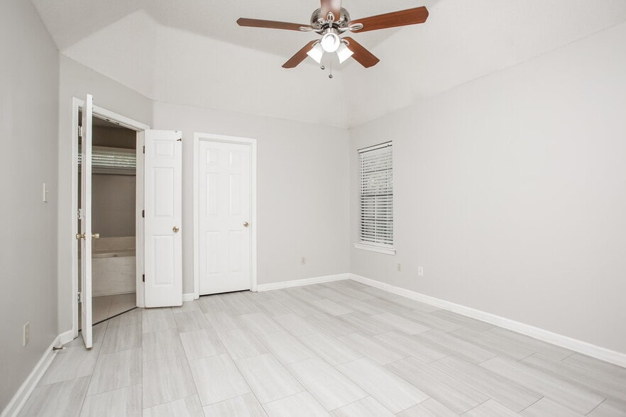Building Photo - 10824 Ridgefield Dr