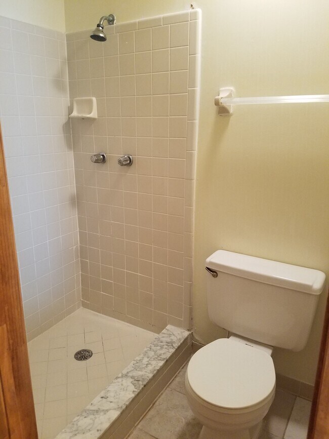 Building Photo - $1450 - 3/2/1 - MOVE IN SPECIAL  - Upstair...