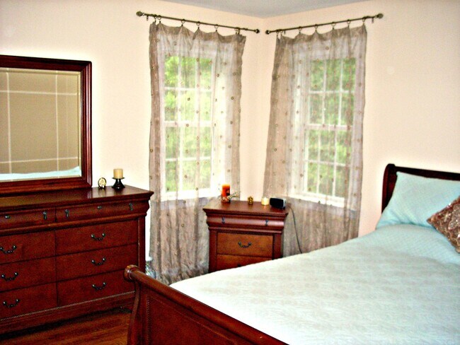 Building Photo - 3-4 BR / 2.5 BA Lovely Two-Story in The Highlands