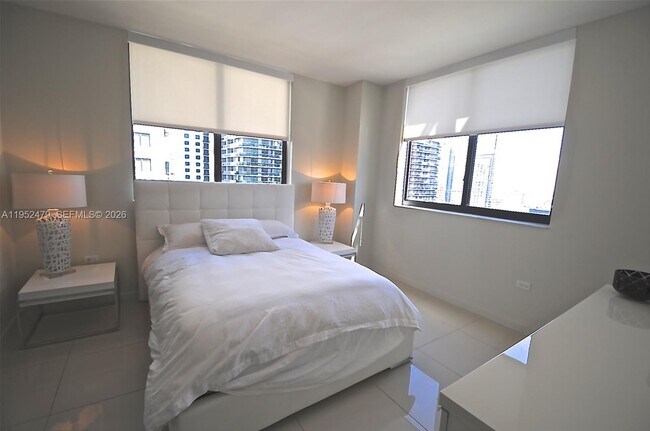 Building Photo - 999 SW 1st Ave