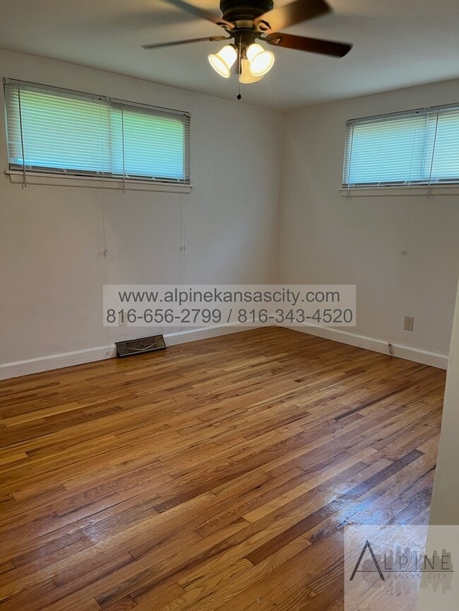 Building Photo - Ranch Home Near Gladstone!