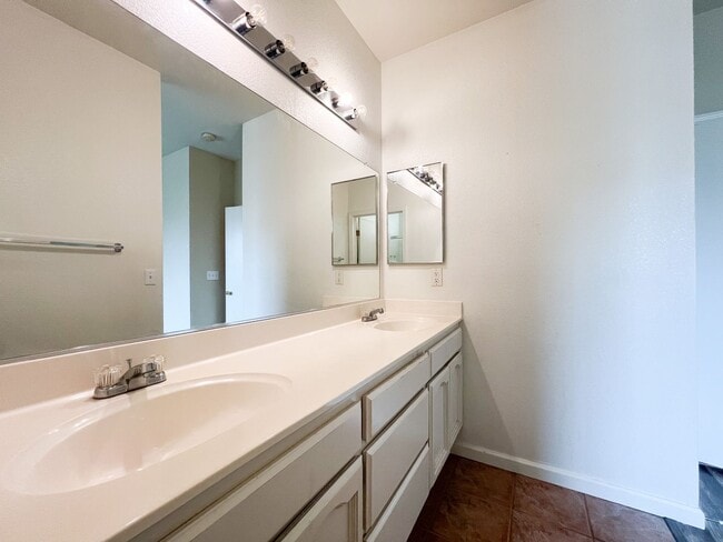 Building Photo - Beautiful 3 Bed, 2 Bath Home