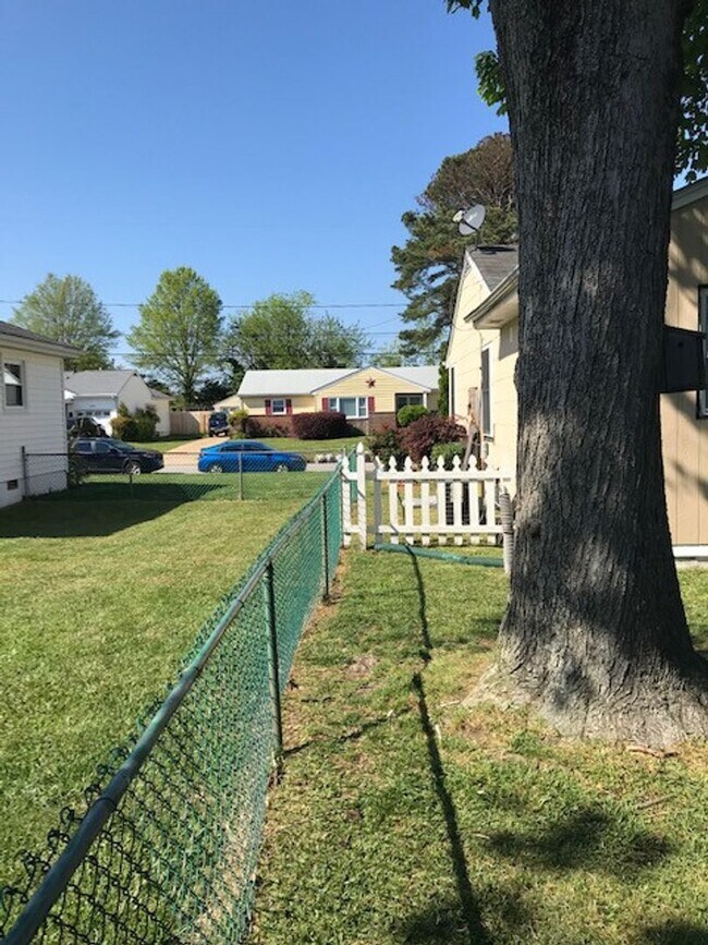 Building Photo - BEAUTIFULLY UPDATED 4 BEDROOM WITH FENCED ...