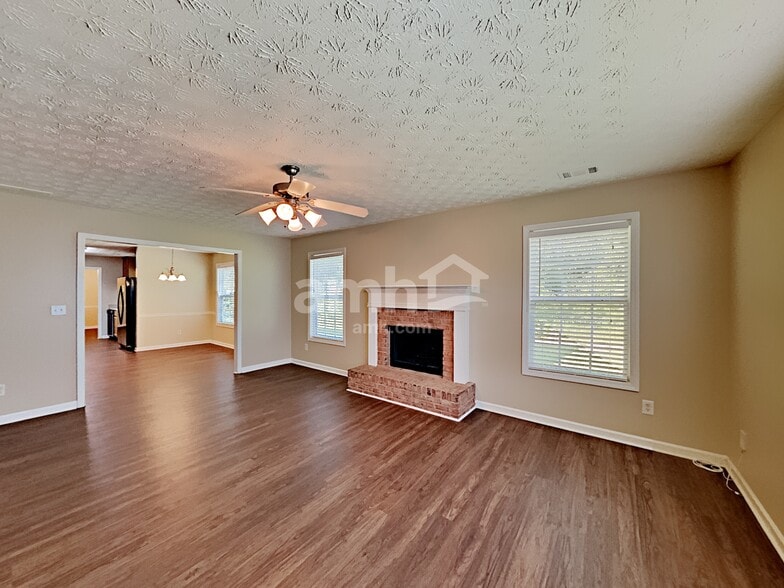 Building Photo - 1307 River Club Dr NE