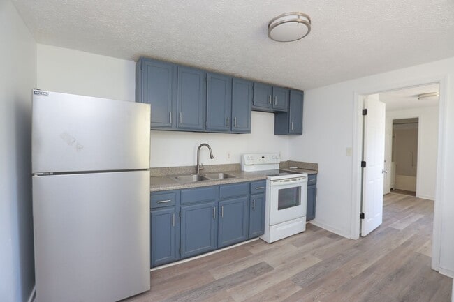 Building Photo - *MOVE IN SPECIAL*-Charming & Fully Updated...