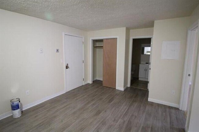 Building Photo - 55 Log St