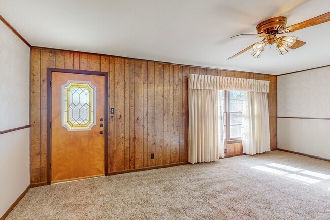 Building Photo - Charming 3-Bedroom Gem with Mid-Century Fl...