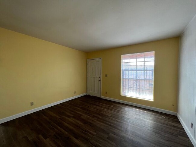 Building Photo - Freshly remodeled 2-bedroom, 1-bath unit!