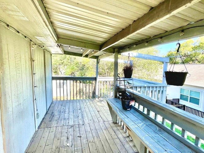 Building Photo - Upstairs Duplex in Southwest Austin!