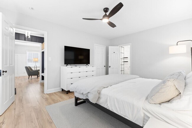 Building Photo - Fully Furnished Mid-Term Rental with Utilities Included!!