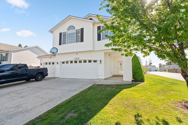Building Photo - 4 bedroom 3 bath home with 3 car garage in...